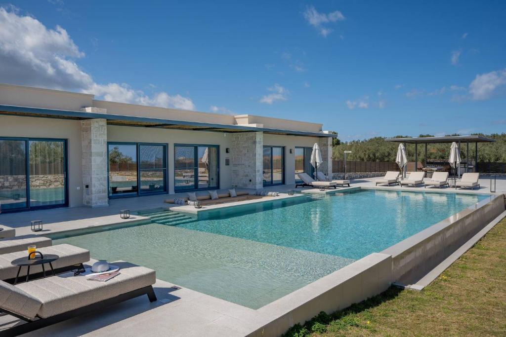 Bazén v ubytování Olive Hill Villa, By Hellocrete nebo v jeho okolí