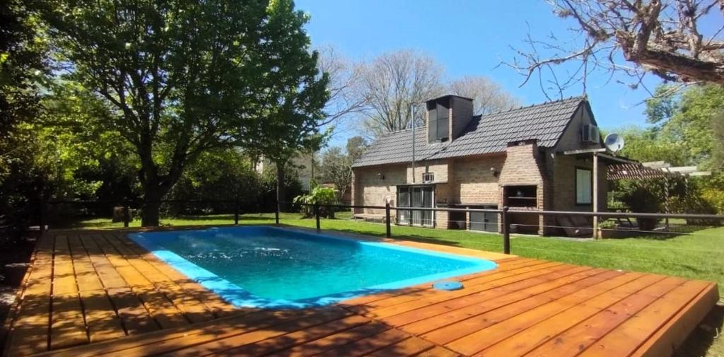 a swimming pool in the yard of a house at Matilda in Chascomús