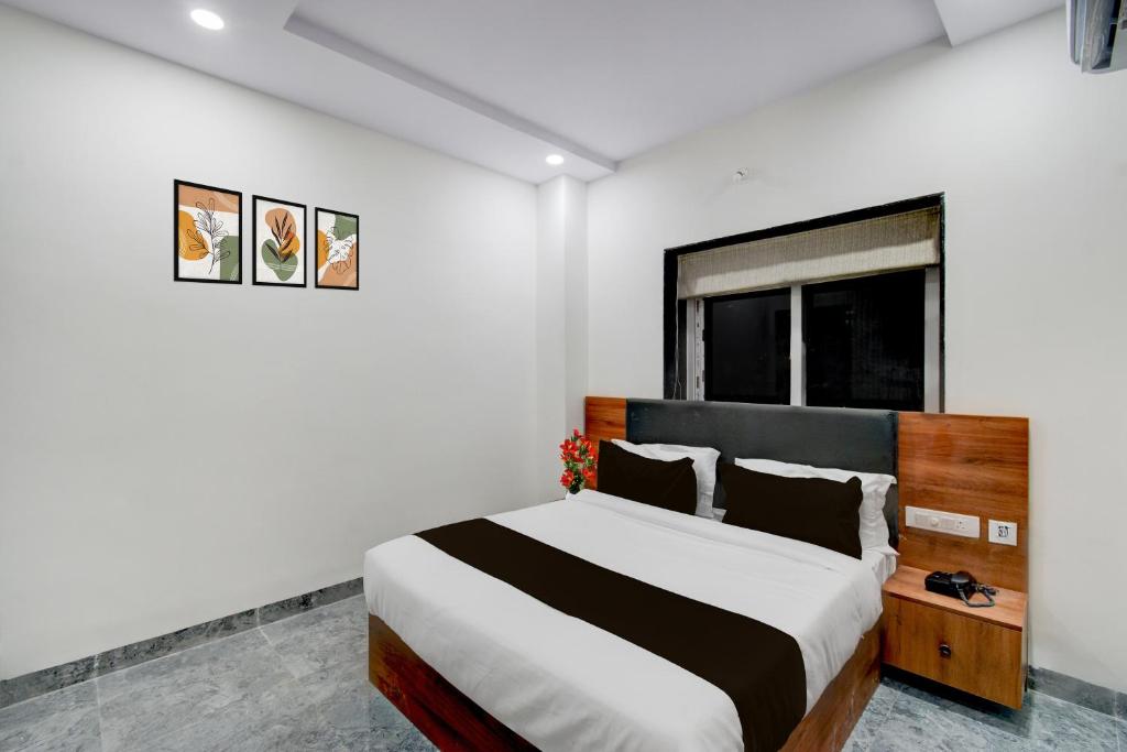 SurūrnagarTownhouse Oak L B Nagar Metro Station的一间卧室，配有一张大床和一扇窗户。