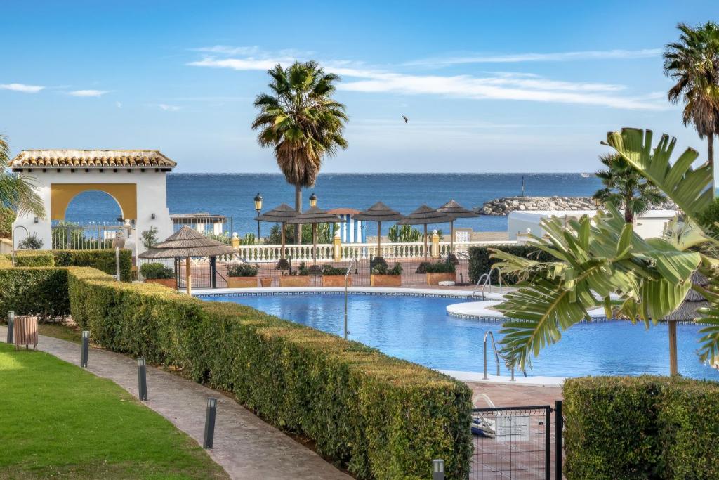 Bazén v ubytování Marina Duquesa apartemento 2110 nebo v jeho okolí