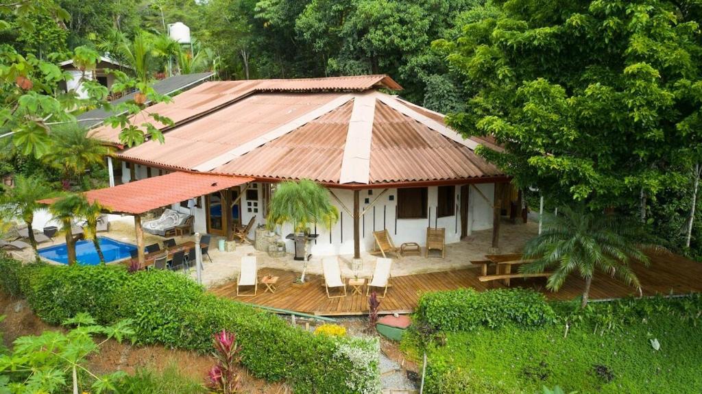 una vista aérea de una casa con piscina en Paradiselodge - Poolvilla, en Platanillo