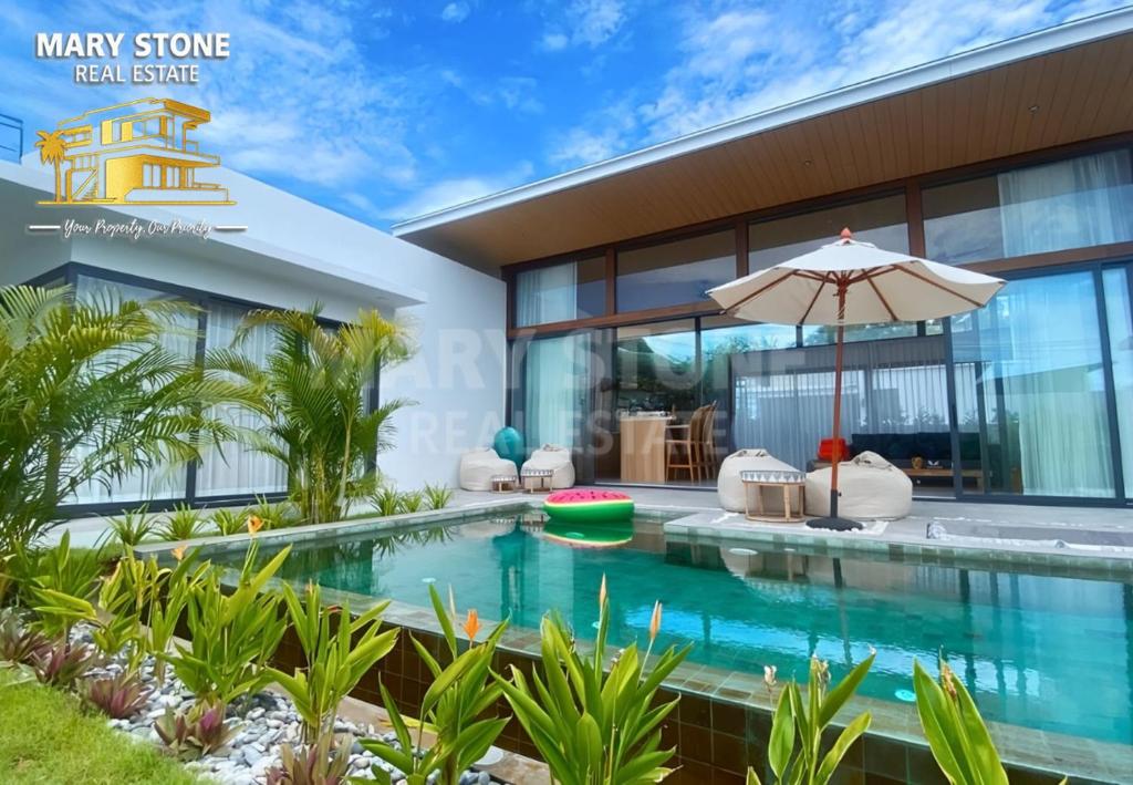 uma imagem de uma casa com piscina em Villa Baya - 3BR Modern Poolside em Bangrak Beach