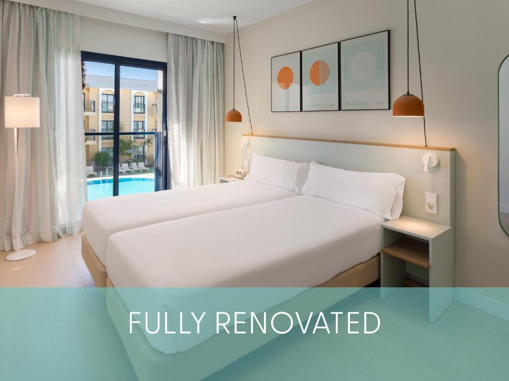 チクラナ・デ・ラ・フロンテーラにあるソル サンクティ ペトリ アパルトテルのベッドと窓のあるホテルの部屋