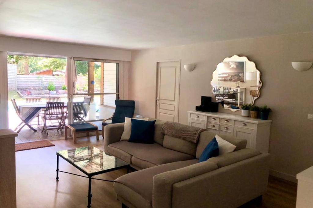 Posezení v ubytování 105 m villa near the ocean with pool and garden