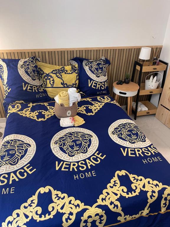 Postel nebo postele na pokoji v ubytování T1 neufs climatisés sur-équipés