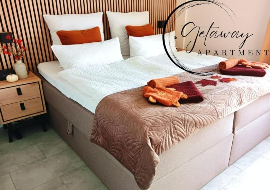 ein Schlafzimmer mit einem Bett mit einem Spiegel darauf in der Unterkunft Getaway Apartment mit Balkon - ruhig gelegen, ideal zum Wohlfühlen&Ankommen - Kinderbett&Hochstuhl - Messe Düsseldorf&Essen - S-Bahn in Duisburg