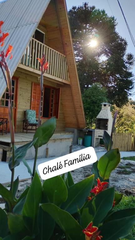 a house with a sign that reads chalk famille at CHALÉ ESTÂNCIA OURO VERDE in Lages