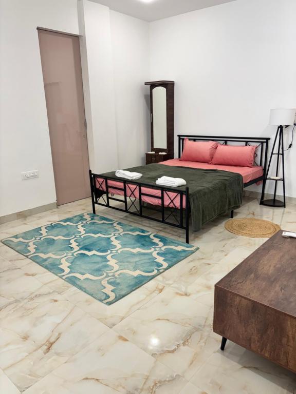 Postel nebo postele na pokoji v ubytování 2BHK luxury apartment near Morjim beach-kiki stays