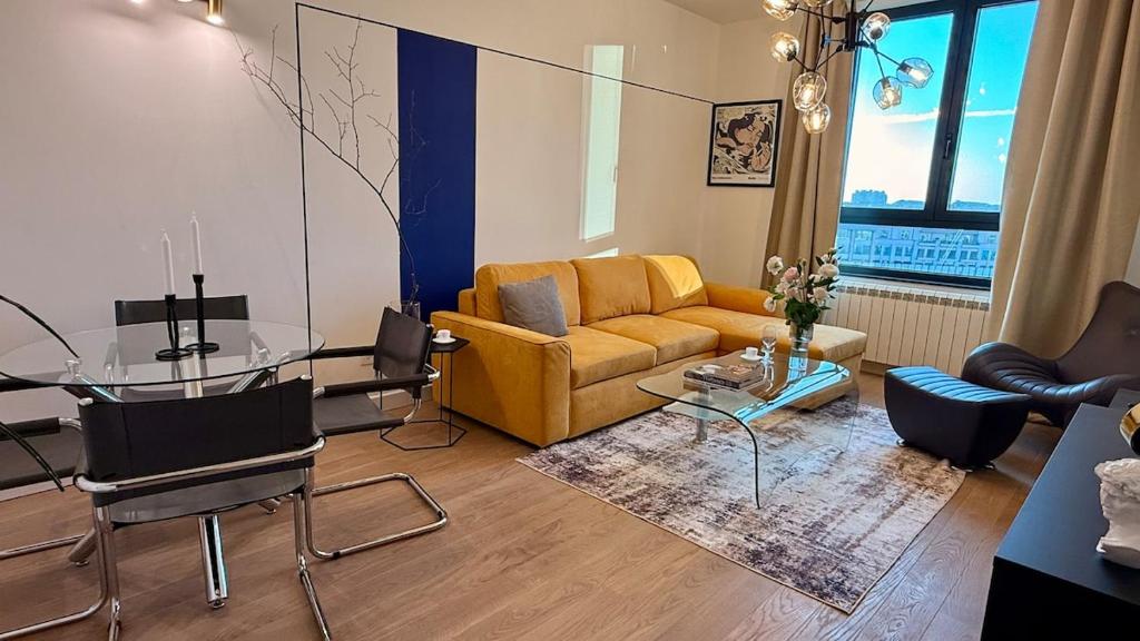 LUMIA Design Apt - Tower View - Garage Included的休息区