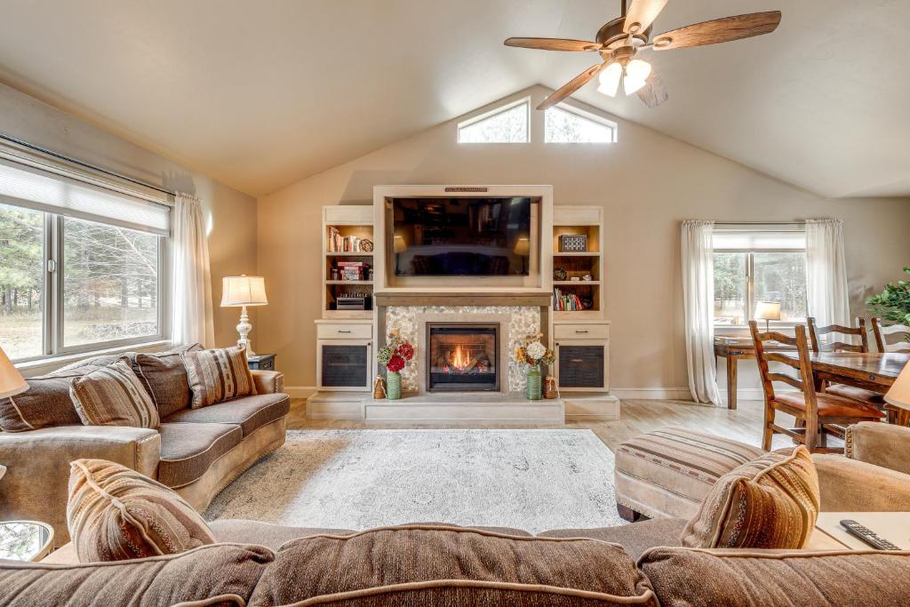 ein Wohnzimmer mit Couch und Kamin in der Unterkunft Kalispell Main House Less Than 15 Mi to Flathead Lake in Creston