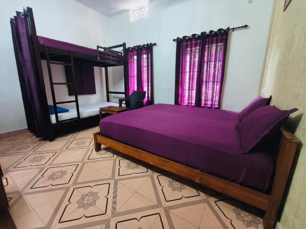 Ένα ή περισσότερα κρεβάτια σε δωμάτιο στο Poppy Stays Varkala