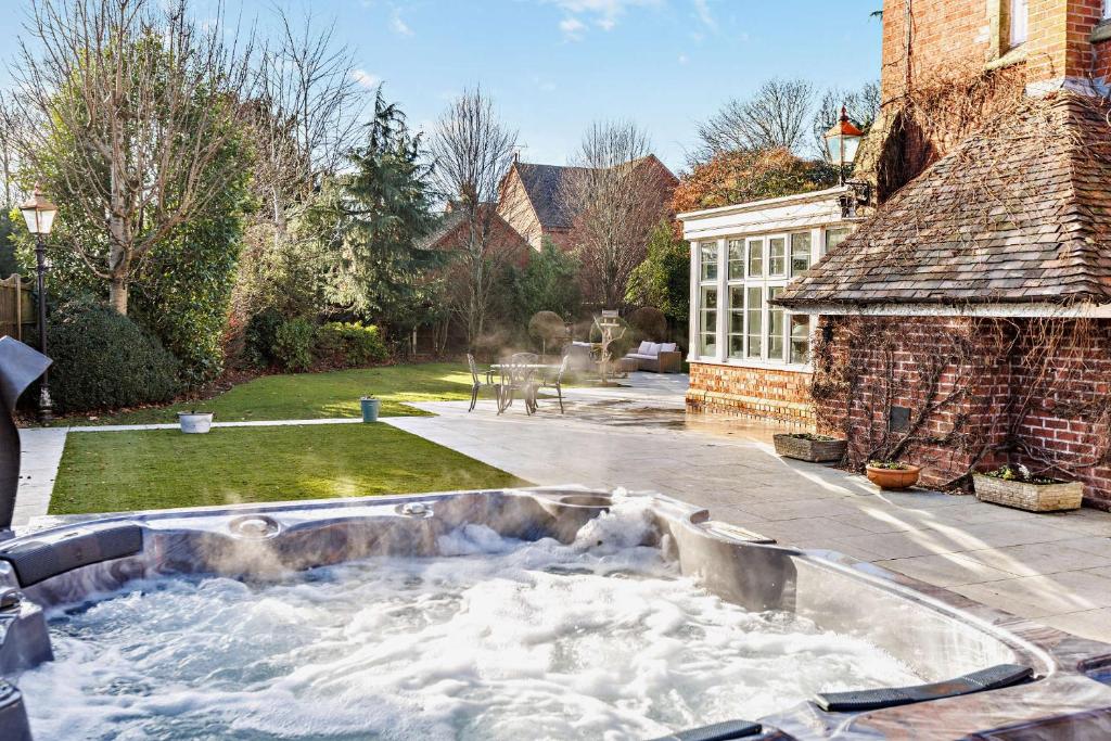 einen Whirlpool im Hof eines Hauses in der Unterkunft Luxury Detached House in private grounds, with SPA in Weston upon Trent