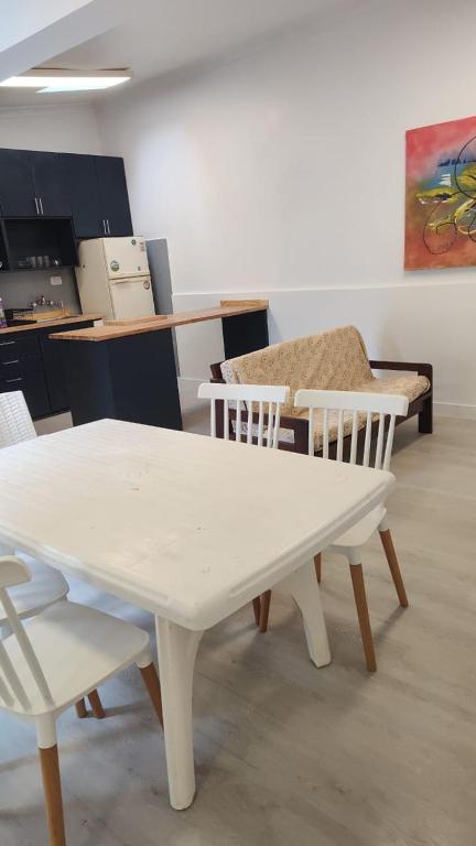 a white table and chairs in a room at La Casa de Mirna II in Formosa