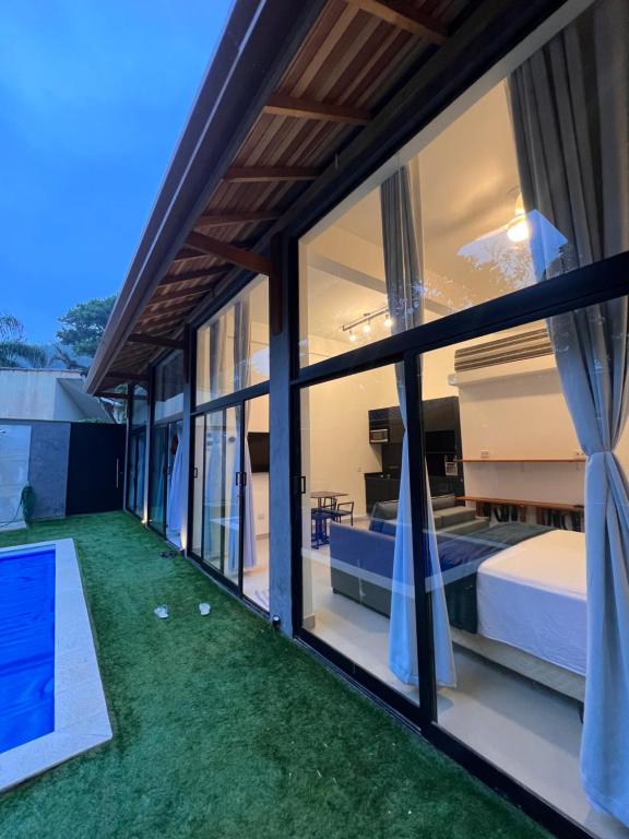 Blick auf den Hinterhof eines Hauses in der Unterkunft CasadevidroTTP Pé na areia in São Sebastião