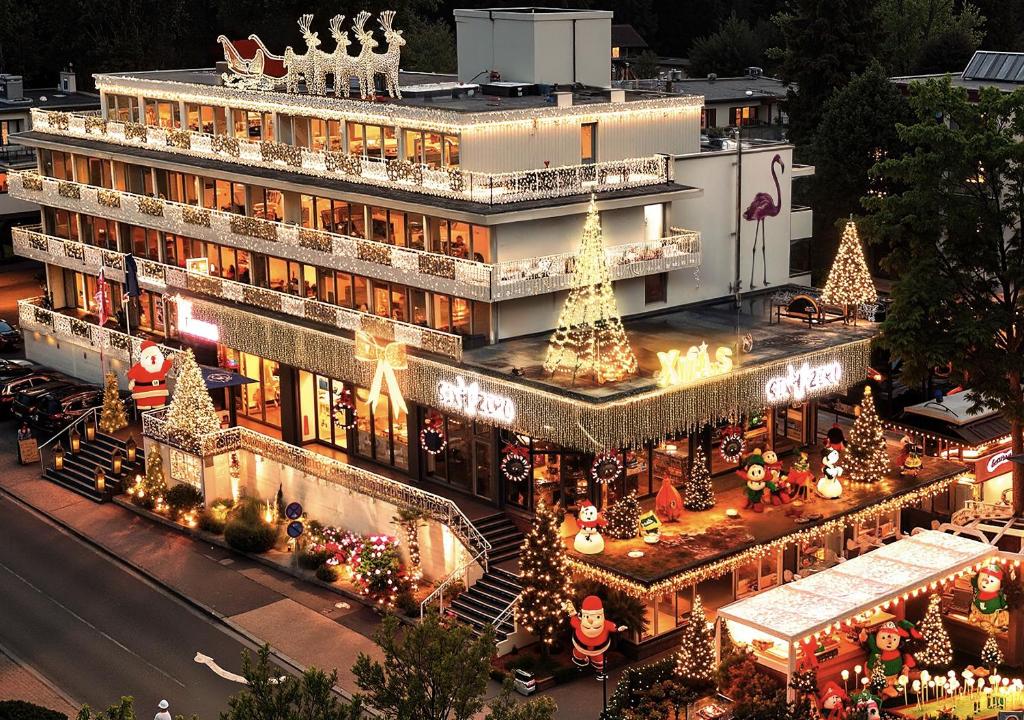 een bovenaanzicht van een gebouw versierd met kerstverlichting bij The Flamingo in Timmendorfer Strand