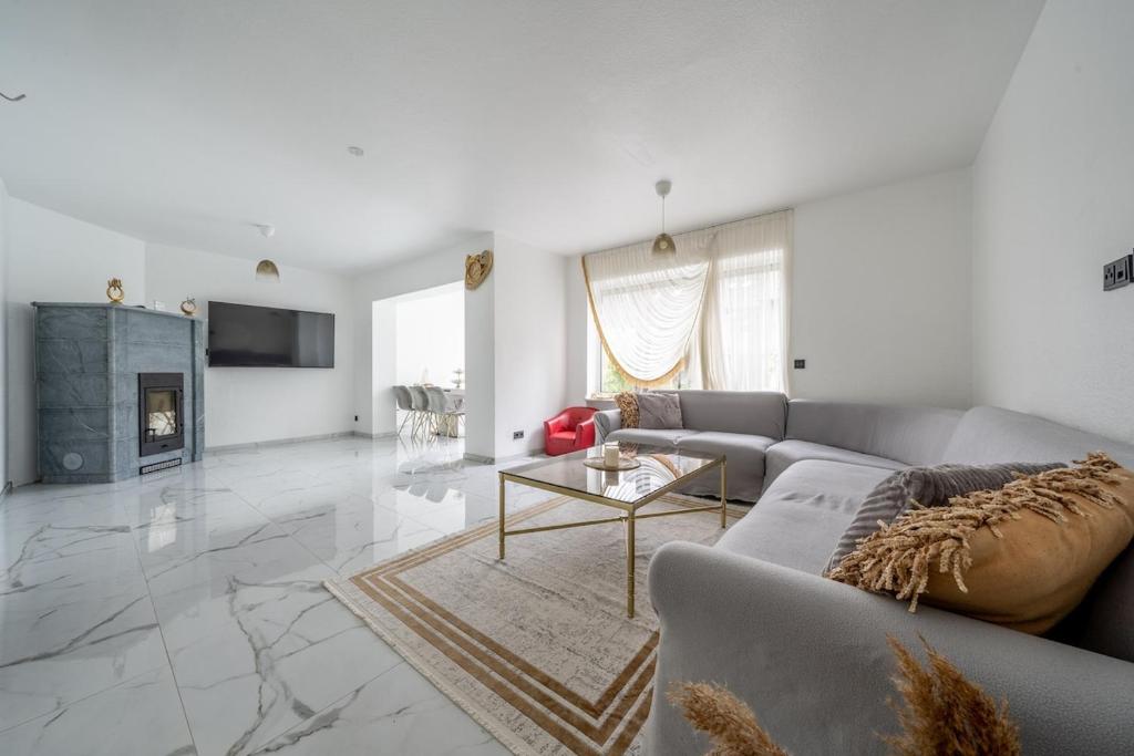 TV a/nebo společenská místnost v ubytování Cozy house with comfort