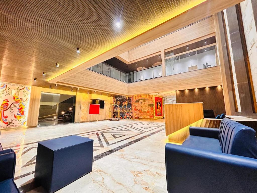 a lobby of a building with chairs and tables at Hotel Peepal Star in Siwān