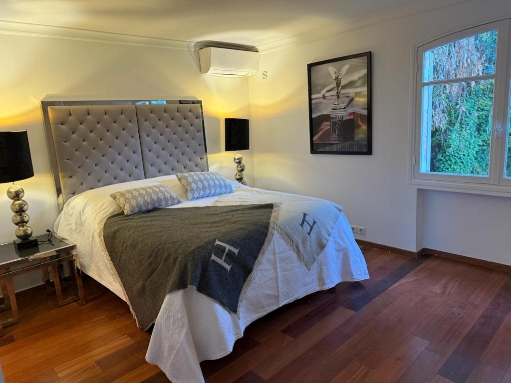 Postel nebo postele na pokoji v ubytování Prestigious villa in Cannes with stunning sea views