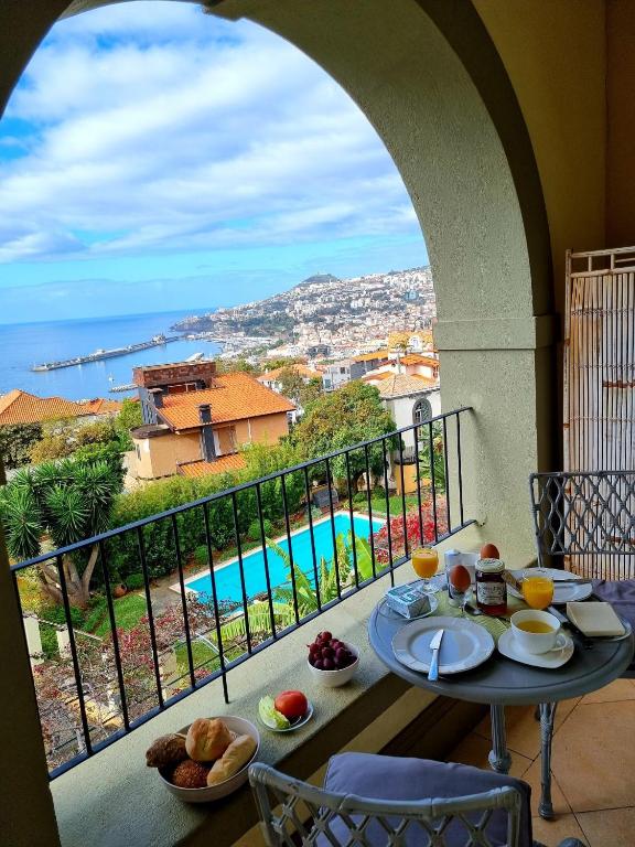 Elegant and Relaxing Seaview Apartment with Pool