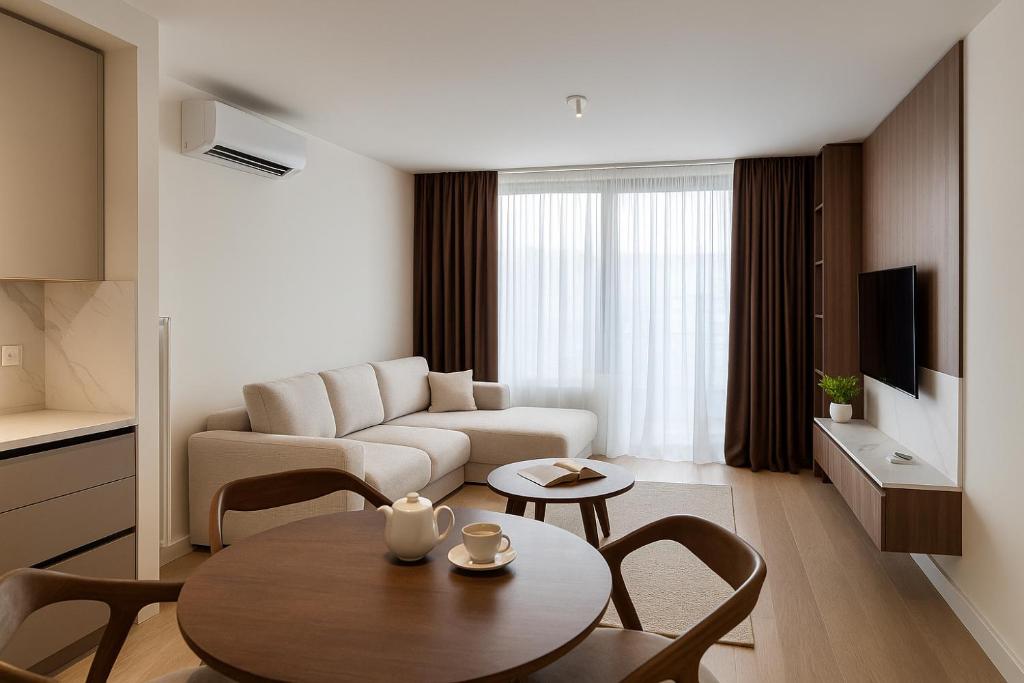 una sala de estar con una mesa y un sofá en Belgrade Waterfront Residences, en Belgrado