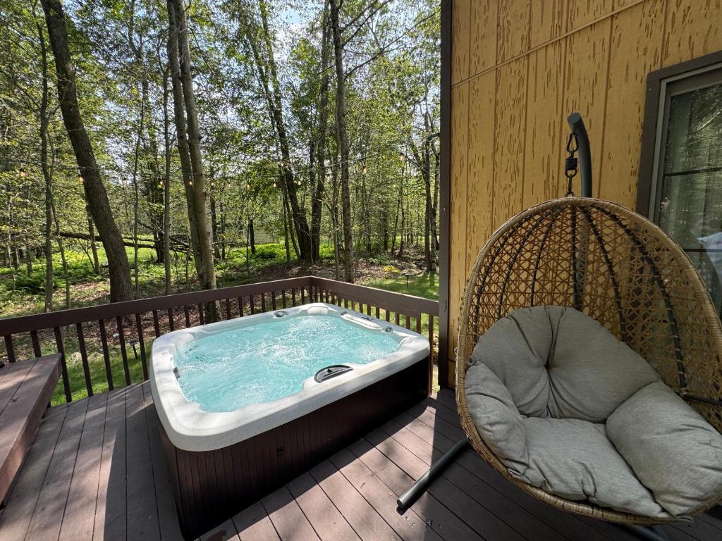 Zahrada ubytování Pocono Hideout Family Home with Hot Tub Deck Sunroom Pool Big Bass Lake Larsen Lake Gouldsboro Clifton Township