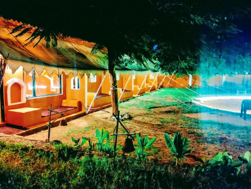 een resort met een zwembad en een tent bij Desert night culture resort in Pushkar