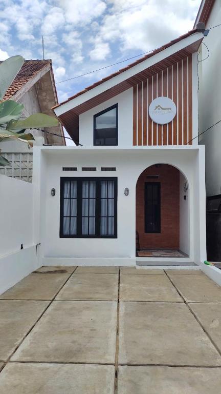 普禾加多patangpuluh homestay的前面有拱门的白色房子