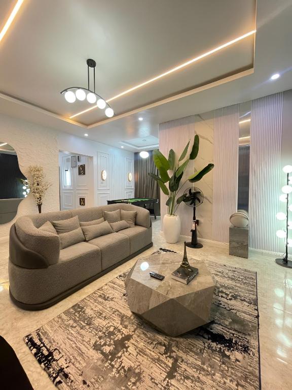 Posezení v ubytování Delight shortlet apartments- Luxury 3 Bed in Jahi