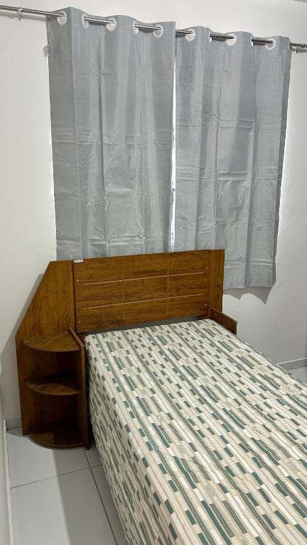 ein Schlafzimmer mit einem Himmelbett und einem Fenster in der Unterkunft Casa para o Natal in Garanhuns