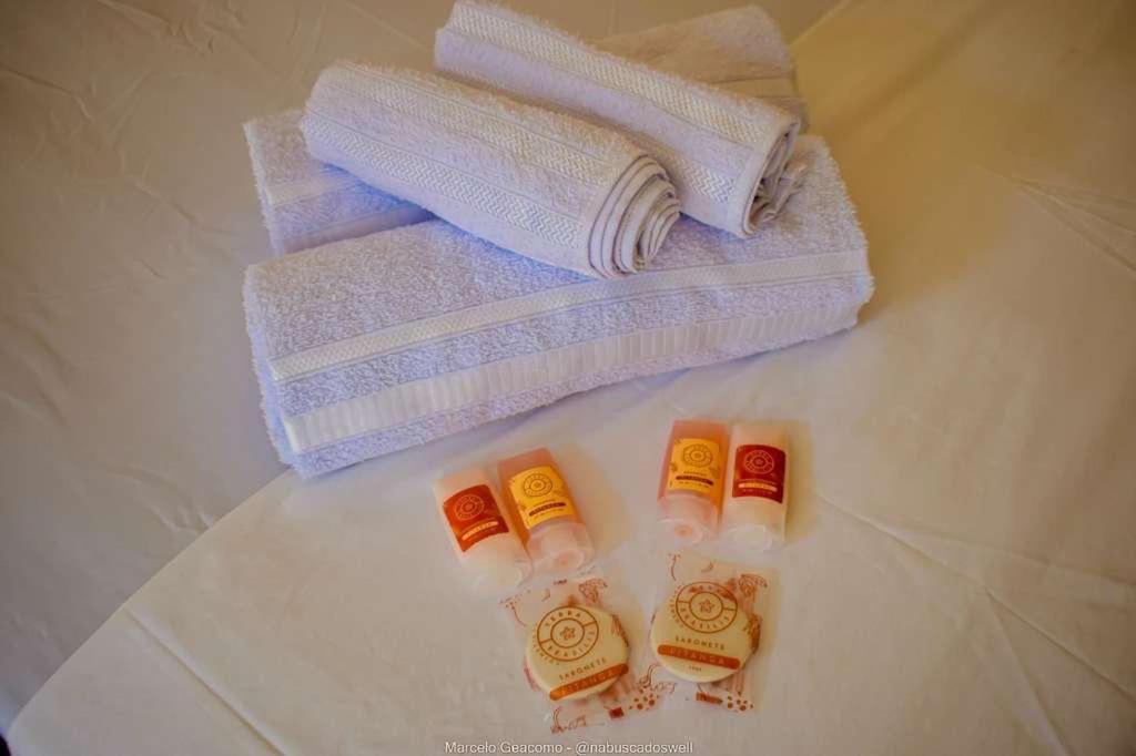 un grupo de toallas en una mesa del baño en Suítes Alto Itamambuca, en Ubatuba