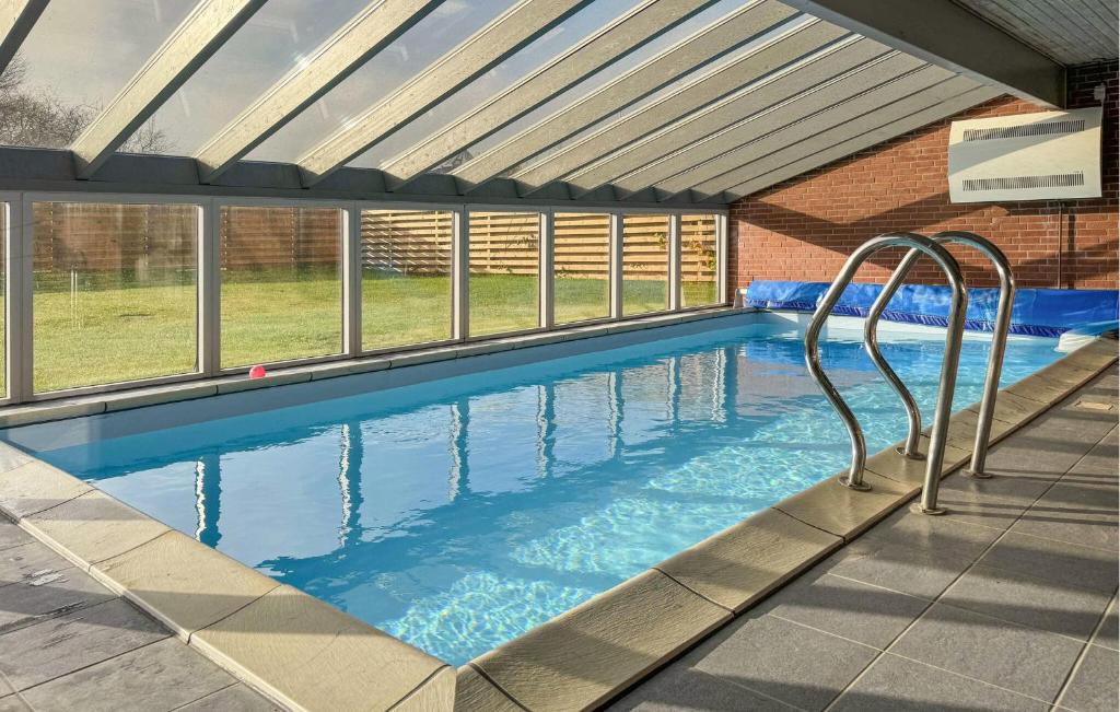 Bazén v ubytování 6 Bedroom Stunning Home In Give nebo v jeho okolí