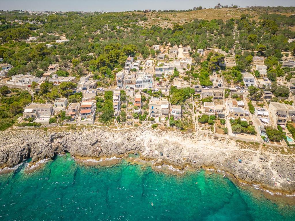 una vista aerea di un resort sulla spiaggia di Marinaia Archi a Marittima