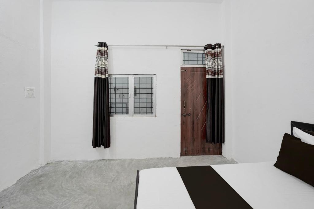 Ένα ή περισσότερα κρεβάτια σε δωμάτιο στο SPOT ON Hotel Veer Galaxy