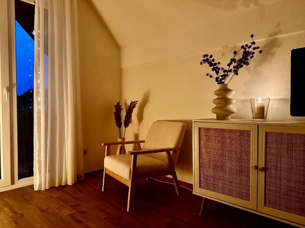 - un salon avec une table, une chaise et une télévision dans l'établissement Havnkoje, à Westerbergen