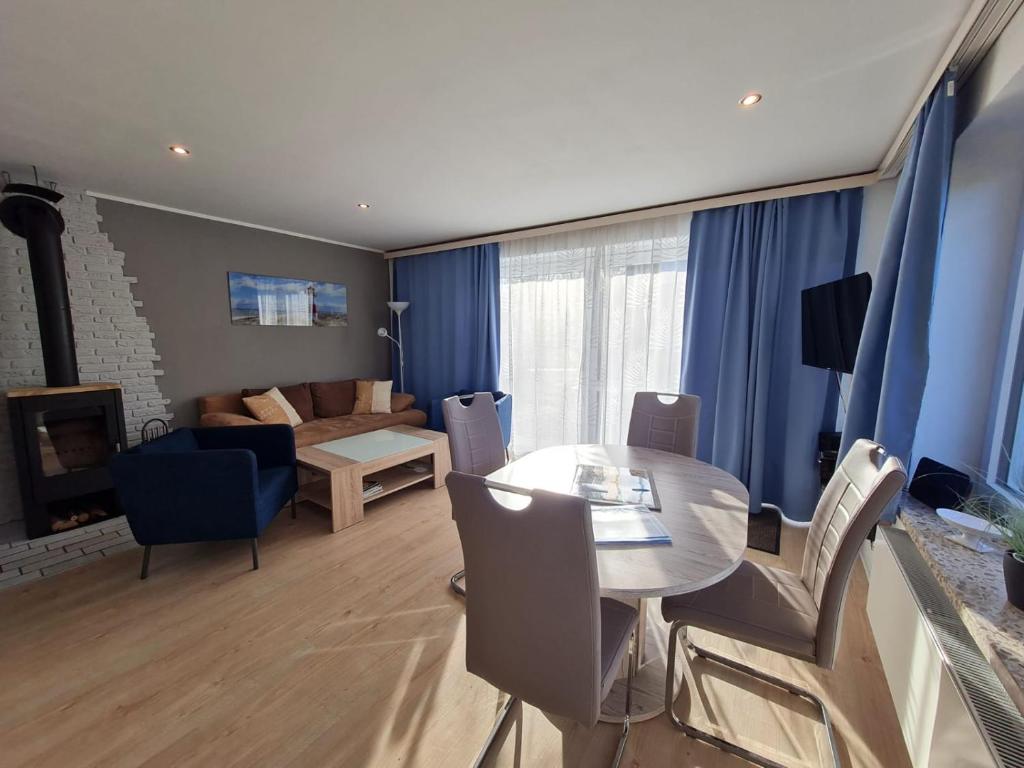 ein Wohnzimmer mit Esstisch und Couch in der Unterkunft Inselzeit in Vitzdorf