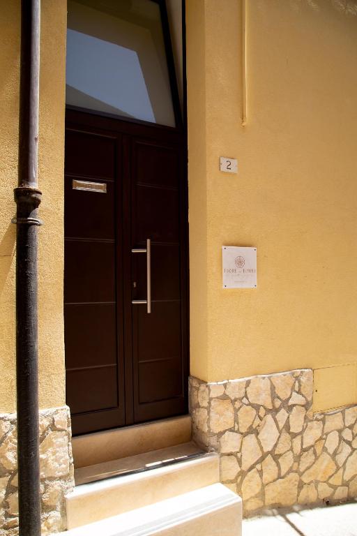 阿格里真托Fiore dei Templi - luxury suite experience的建筑物边的棕色门