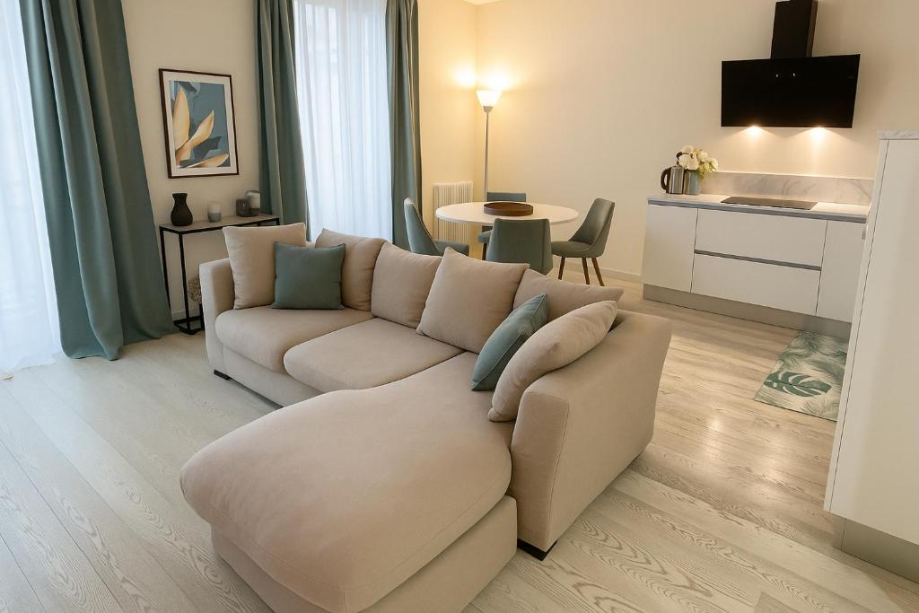 ヴィアレッジョにあるFront Beach Apartments - Deluxeのソファとテーブルのあるリビングルーム