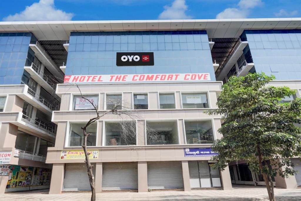 ein Gebäude mit einem Ovo-Schild darauf in der Unterkunft SPOT ON Hotel The Comfort Cove in Rānder