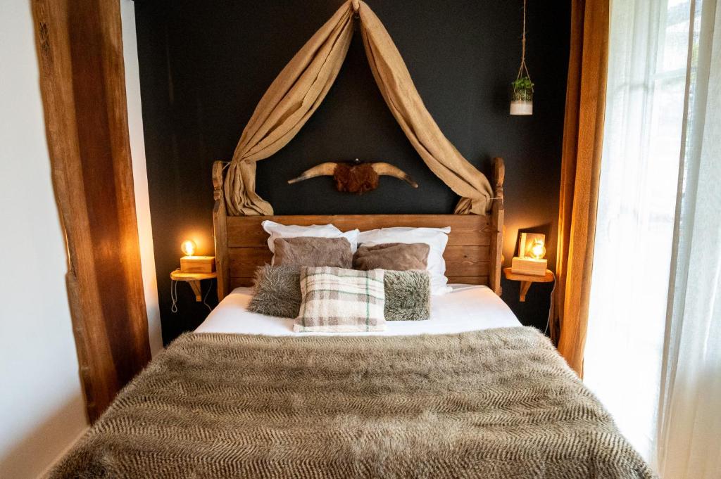1 dormitorio con 1 cama con cabecera y almohadas en Studio Insolite Viking, en Caen