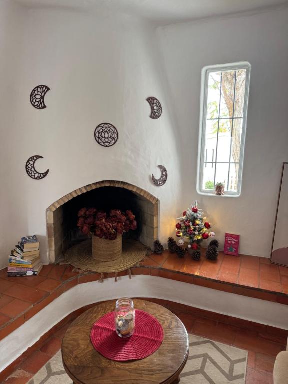 ein Wohnzimmer mit Tisch und Kamin in der Unterkunft Villa Valentina in Carvoeiro