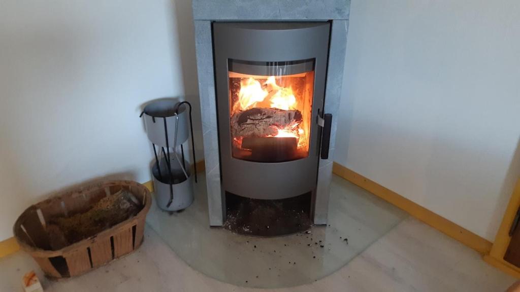 - une cheminée dans la pièce dans l'établissement Coeur de Village du Haut-Jura, à Les Bouchoux