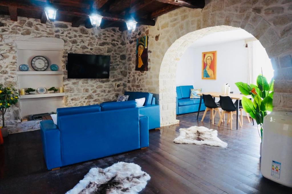 TV a/nebo společenská místnost v ubytování Art House Spartylas Corfu