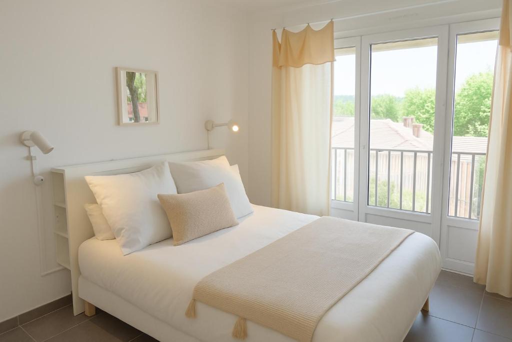 Postel nebo postele na pokoji v ubytování Idéal Pros 4 personnes wifi rapide et parking facile