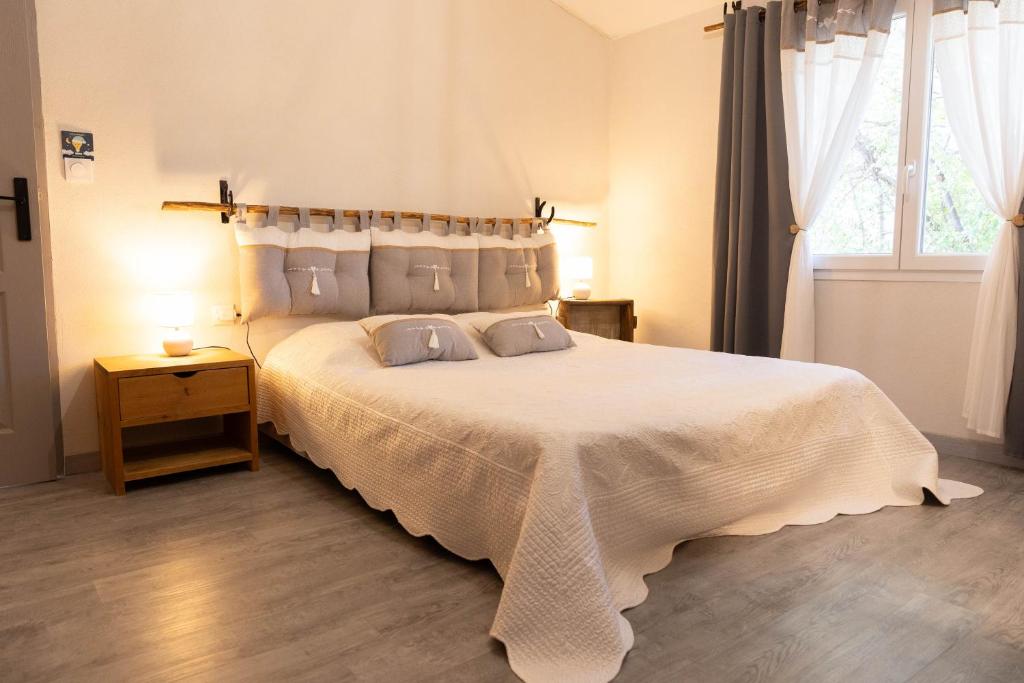 Ένα ή περισσότερα κρεβάτια σε δωμάτιο στο Gîtes le Petit Bordes - Li Biou