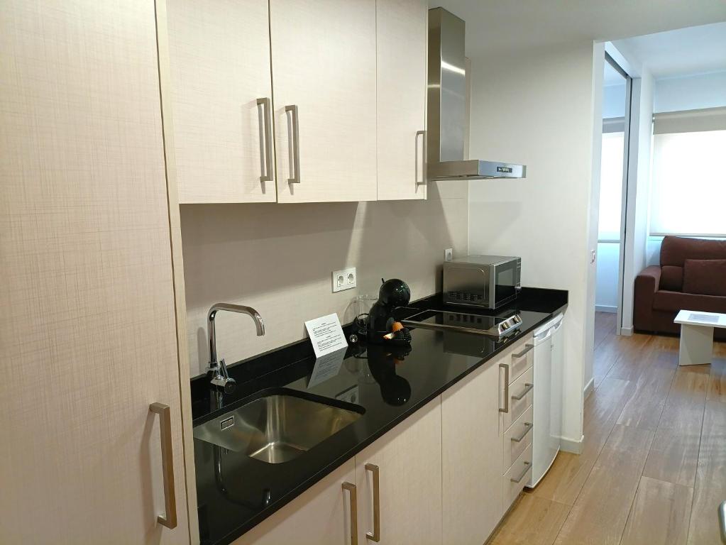 eine Küche mit Spüle und Arbeitsplatte in der Unterkunft Marynton Boutique in Benicarló