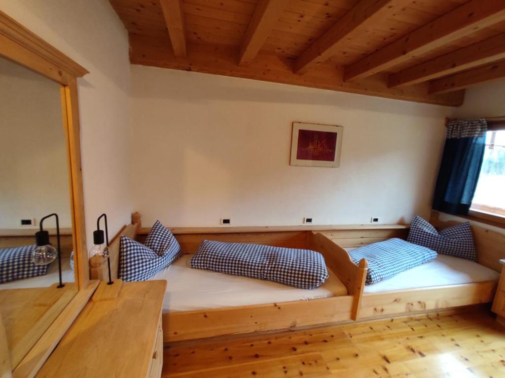 Camera con letto e cuscini blu di Lüch Dl Pinter ad Antermoia