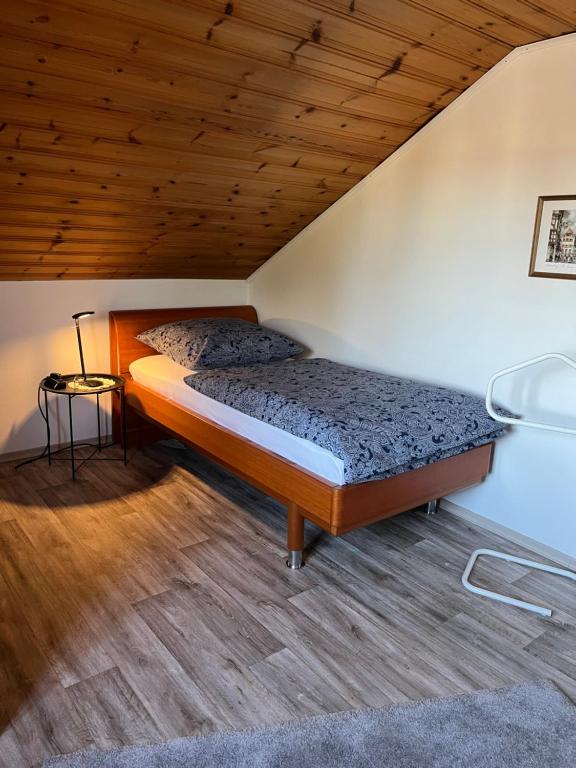 Ένα ή περισσότερα κρεβάτια σε δωμάτιο στο Ferienwohnung in Langenlonsheim