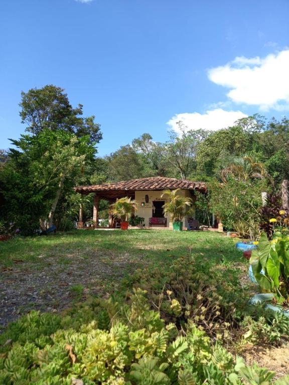 a house with a garden in front of it at Villa Celeste in Páramo