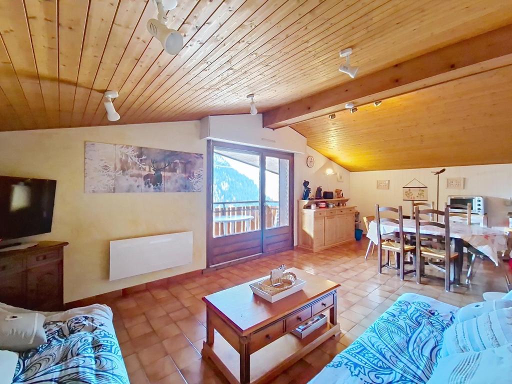 沙泰勒Alpenlake AP139 VIEW & NATURE 6 Pers的客厅里有一张沙发和一张桌子。