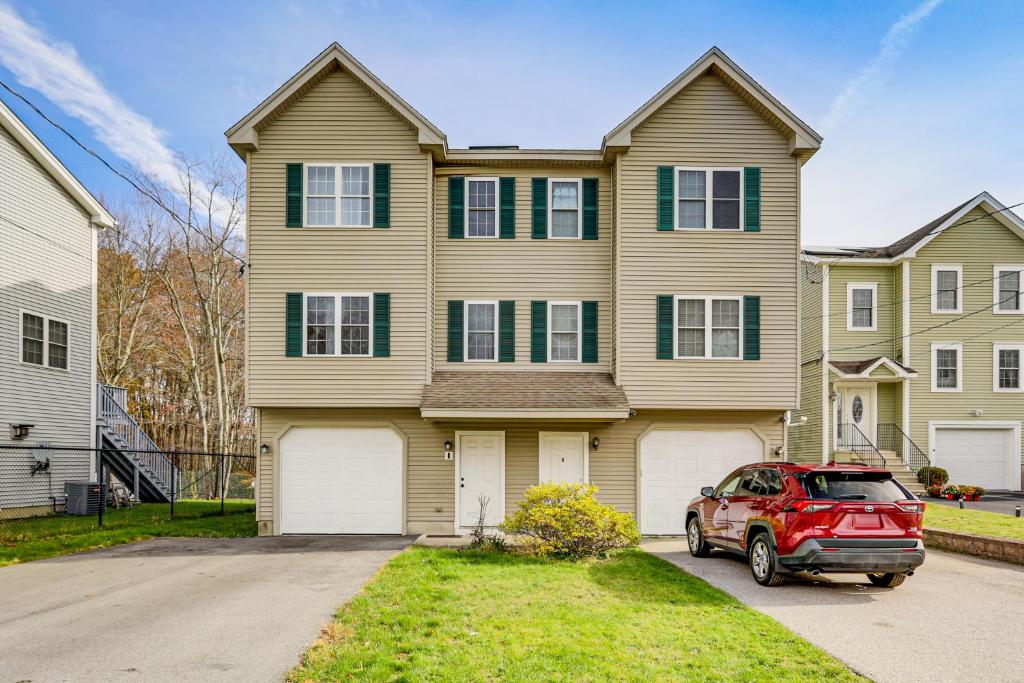 una camioneta roja estacionada frente a una casa en 3 Mi to Dtwn Worcester! Spacious 2-Story Townhome!, en Worcester